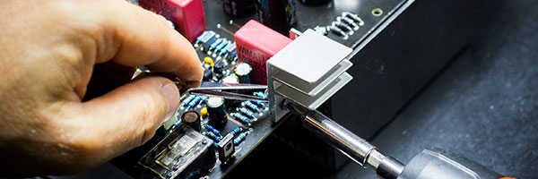 Nahaufnahme der manuellen Montage eines elektronischen Geräts